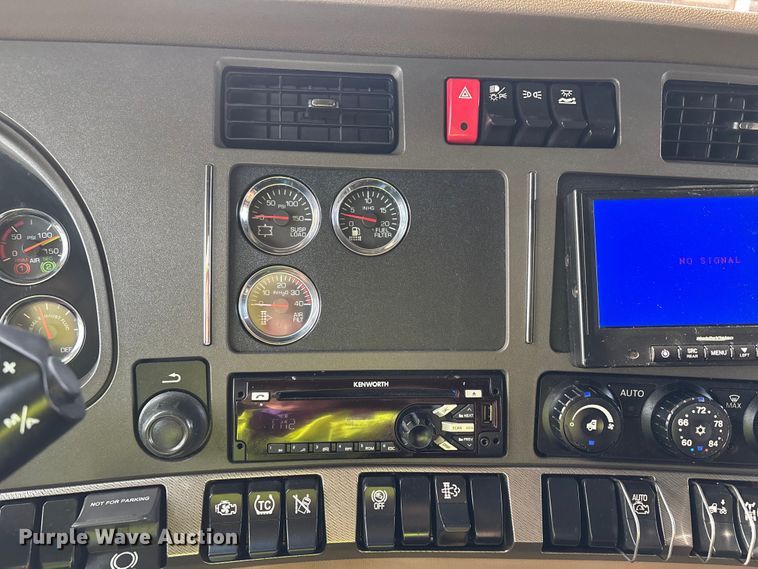 image for item YA3334 2019 Kenworth T680 semi truck