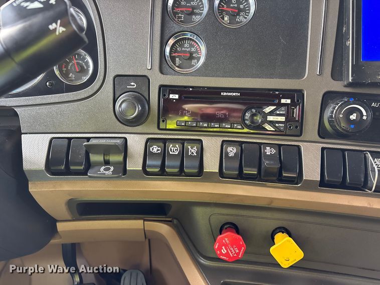 image for item YA3334 2019 Kenworth T680 semi truck