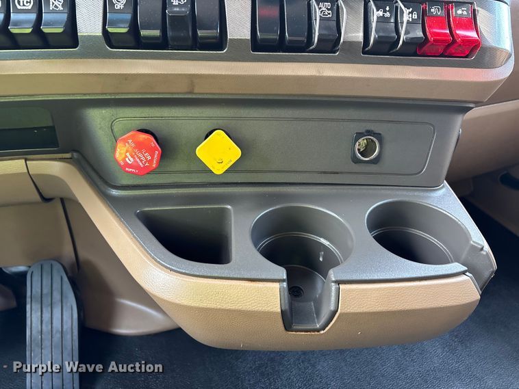 image for item YA3334 2019 Kenworth T680 semi truck