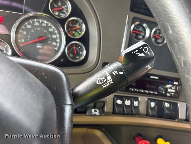 image for item YA3334 2019 Kenworth T680 semi truck