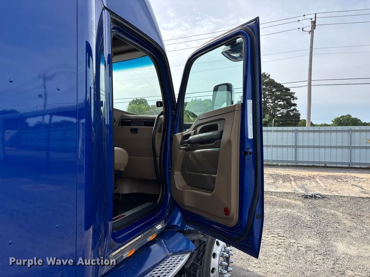 image for item YA3334 2019 Kenworth T680 semi truck