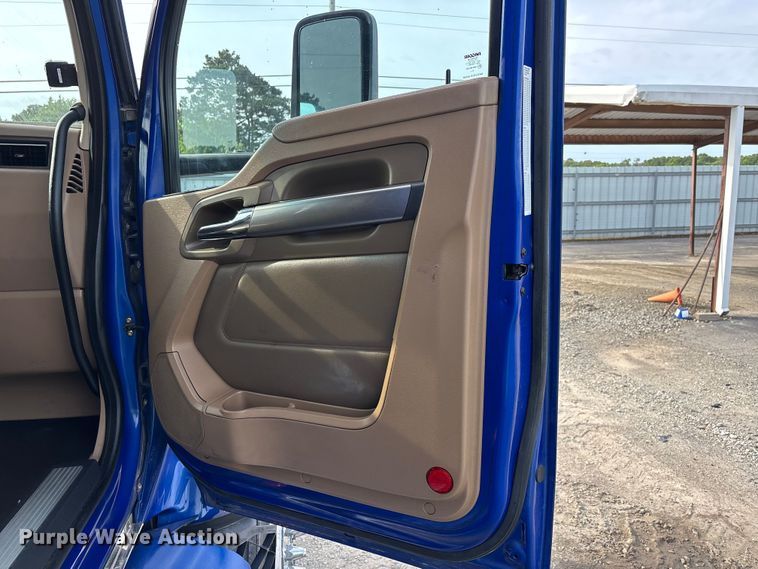 image for item YA3334 2019 Kenworth T680 semi truck