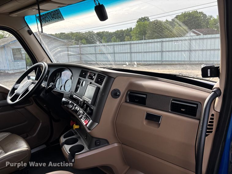 image for item YA3334 2019 Kenworth T680 semi truck