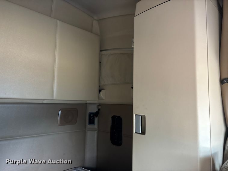 image for item YA3334 2019 Kenworth T680 semi truck