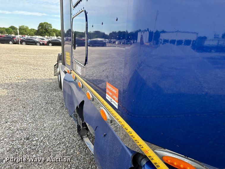 image for item YA3334 2019 Kenworth T680 semi truck