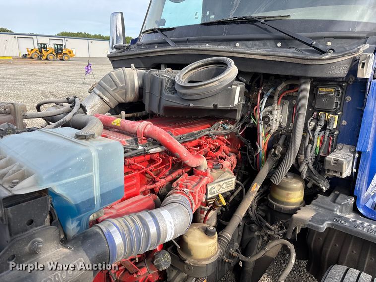 image for item YA3334 2019 Kenworth T680 semi truck