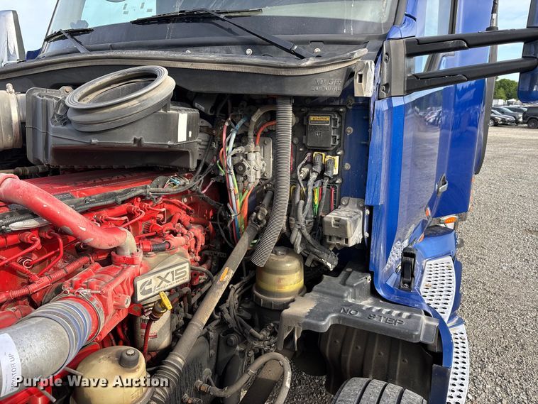 image for item YA3334 2019 Kenworth T680 semi truck