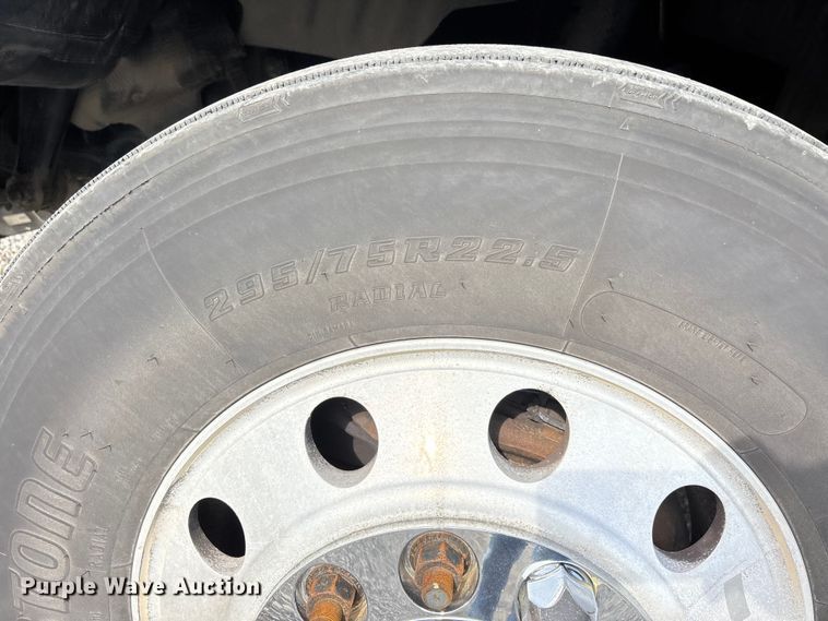 image for item YA3334 2019 Kenworth T680 semi truck