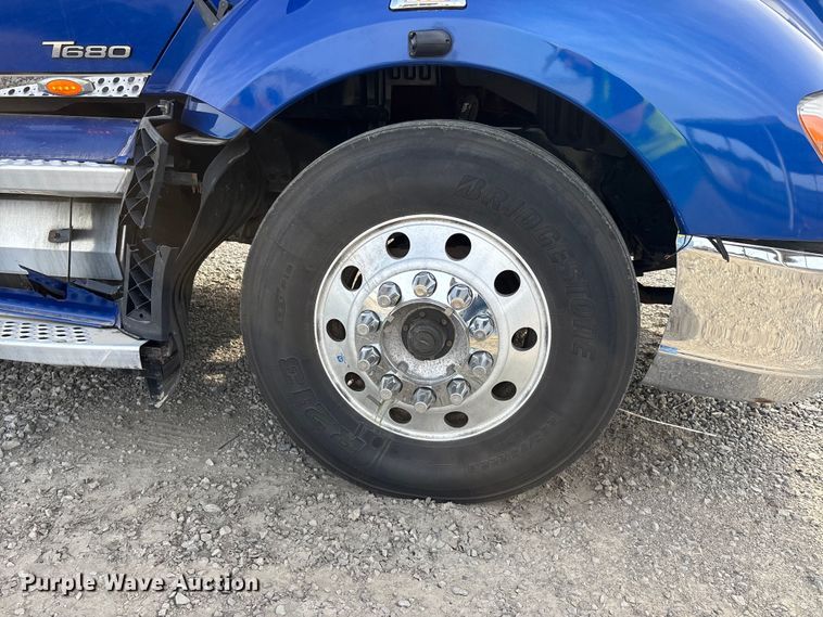 image for item YA3334 2019 Kenworth T680 semi truck