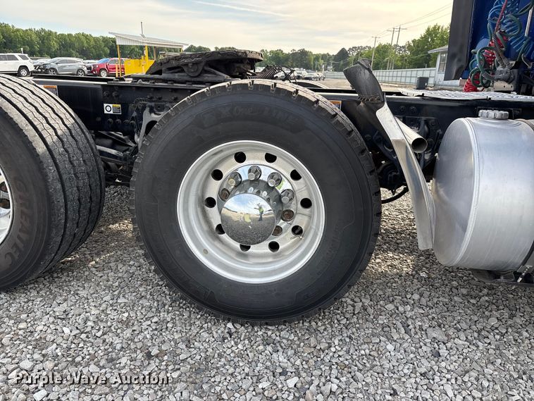 image for item YA3334 2019 Kenworth T680 semi truck