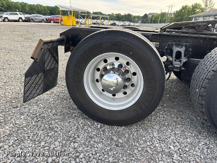 image for item YA3334 2019 Kenworth T680 semi truck