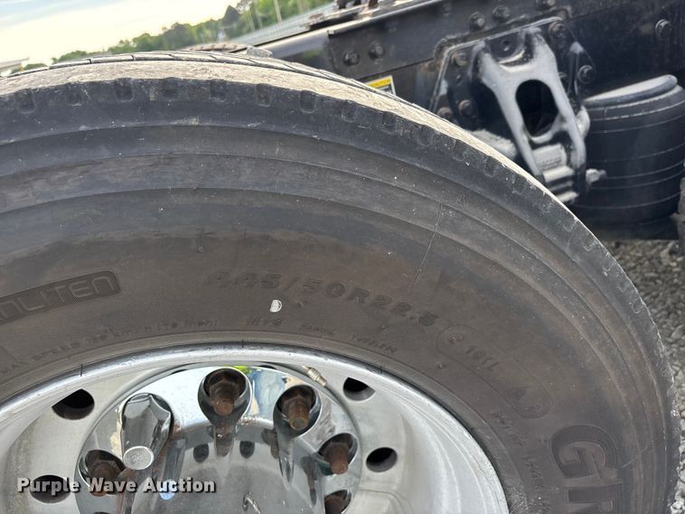 image for item YA3334 2019 Kenworth T680 semi truck