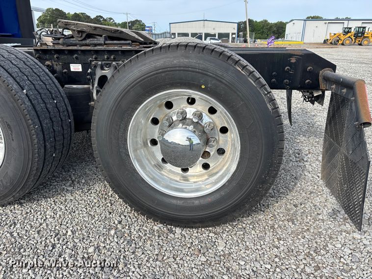 image for item YA3334 2019 Kenworth T680 semi truck
