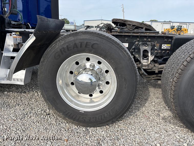 image for item YA3334 2019 Kenworth T680 semi truck