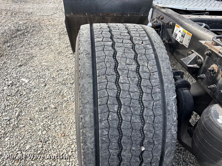 image for item YA3334 2019 Kenworth T680 semi truck