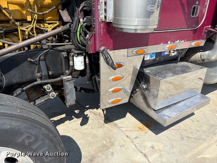 image for item YA3342 2000 Peterbilt 379 semi truck