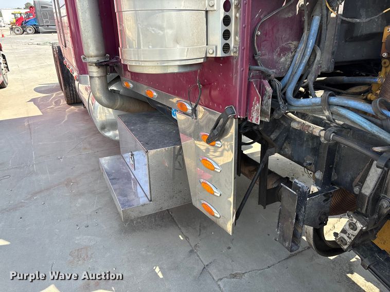 image for item YA3342 2000 Peterbilt 379 semi truck