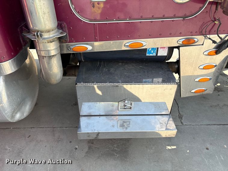 image for item YA3342 2000 Peterbilt 379 semi truck