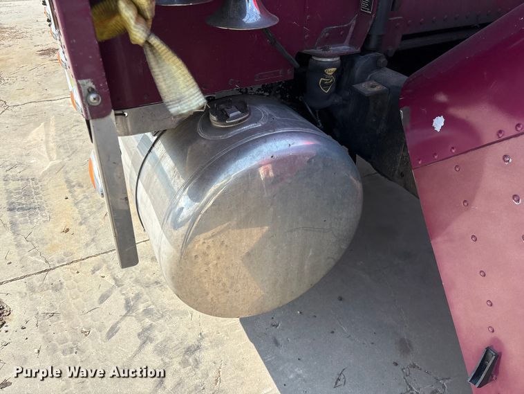 image for item YA3342 2000 Peterbilt 379 semi truck