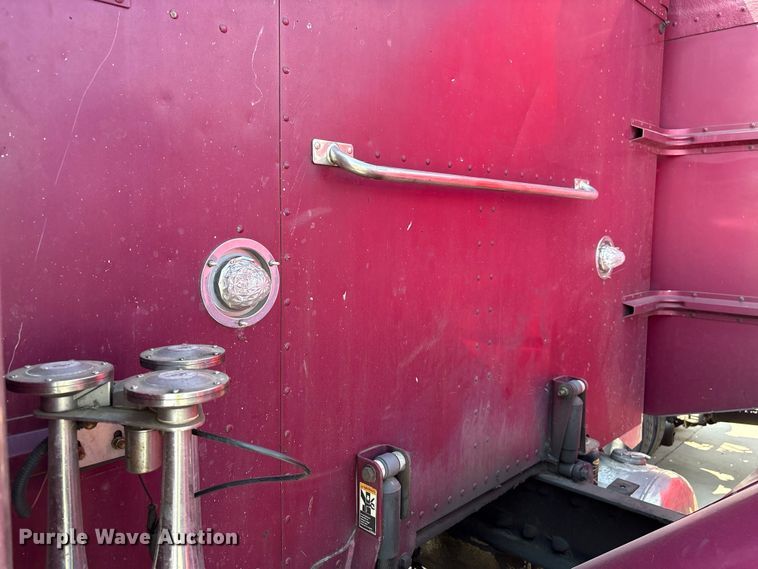 image for item YA3342 2000 Peterbilt 379 semi truck