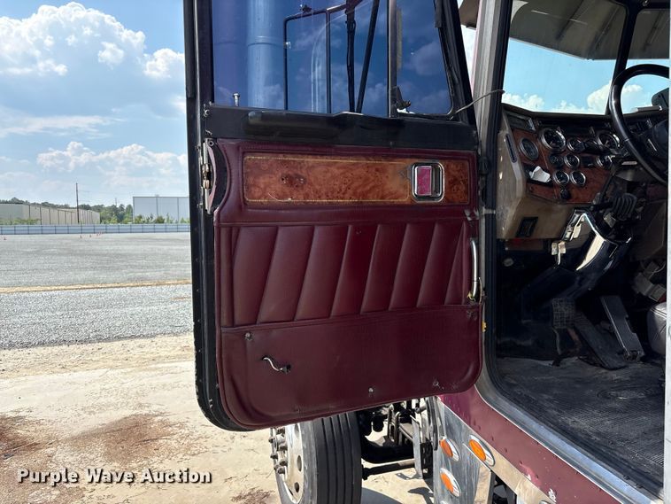 image for item YA3342 2000 Peterbilt 379 semi truck