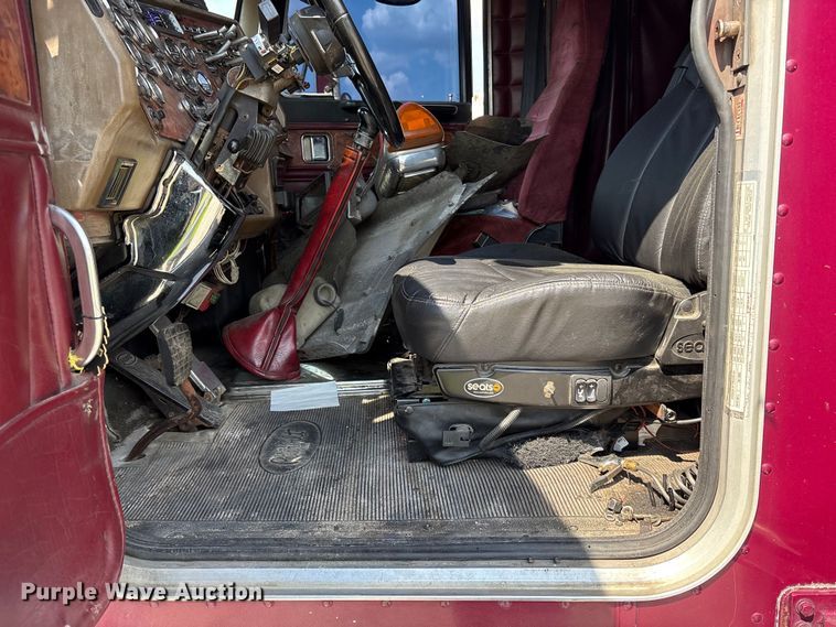 image for item YA3342 2000 Peterbilt 379 semi truck