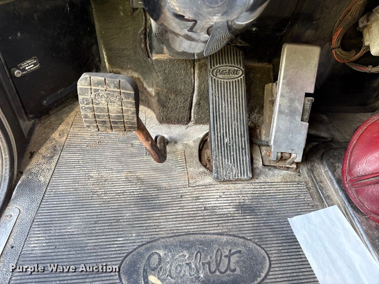image for item YA3342 2000 Peterbilt 379 semi truck