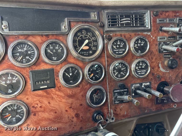 image for item YA3342 2000 Peterbilt 379 semi truck