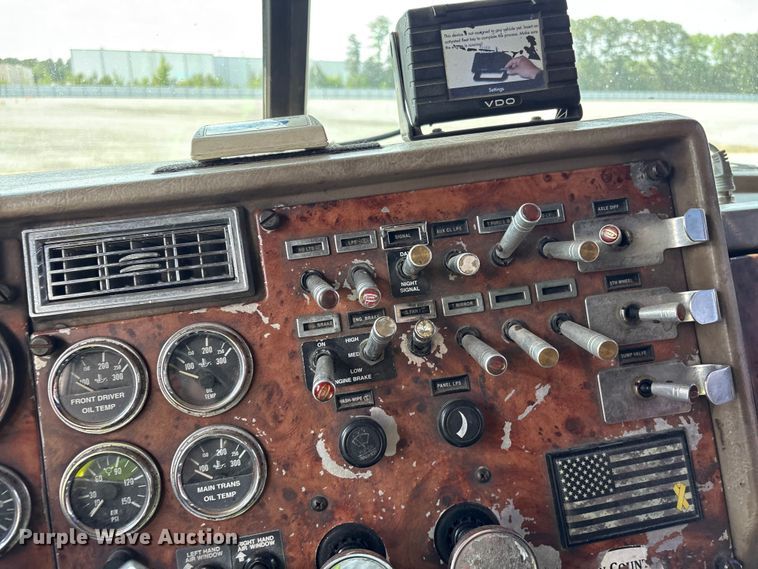 image for item YA3342 2000 Peterbilt 379 semi truck