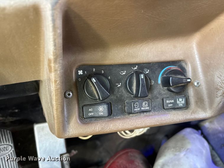 image for item YA3342 2000 Peterbilt 379 semi truck