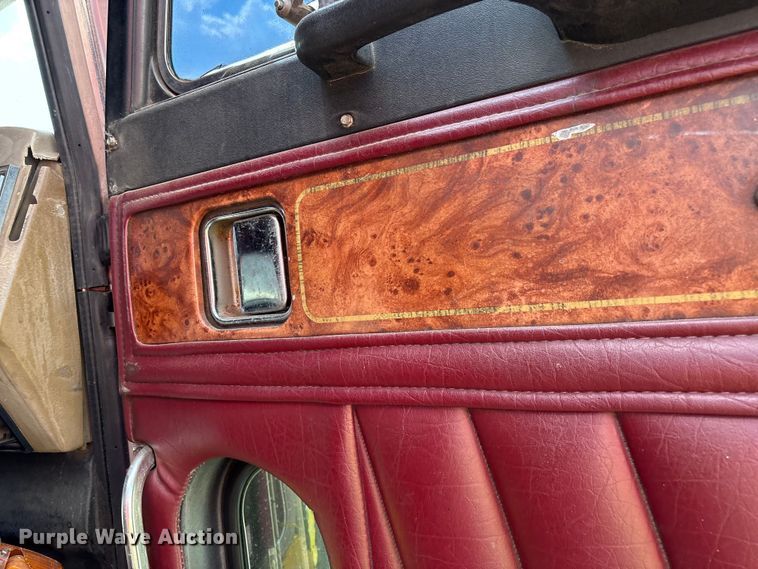 image for item YA3342 2000 Peterbilt 379 semi truck