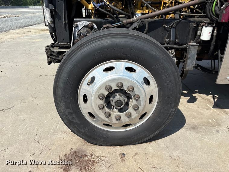 image for item YA3342 2000 Peterbilt 379 semi truck