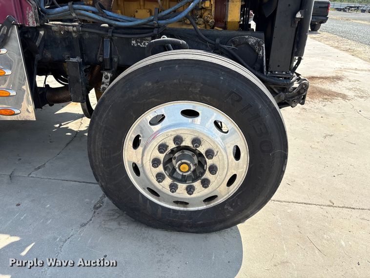 image for item YA3342 2000 Peterbilt 379 semi truck