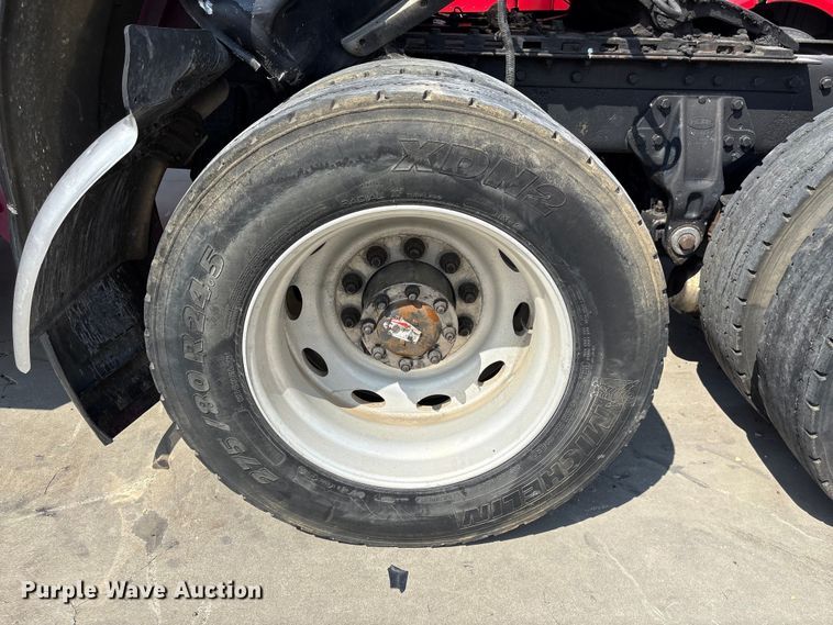 image for item YA3342 2000 Peterbilt 379 semi truck