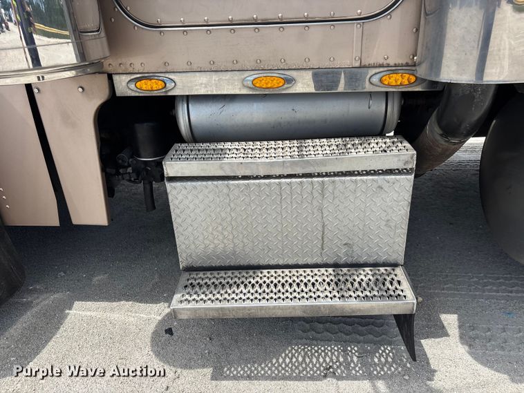 image for item YA3359 2003 Peterbilt 379 semi truck
