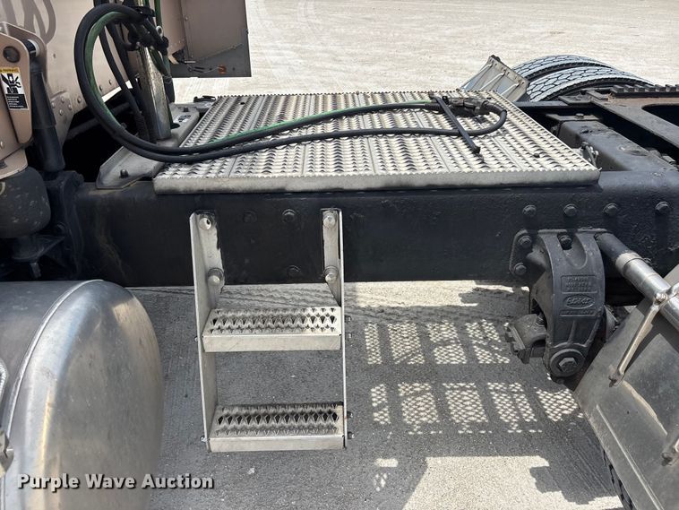 image for item YA3359 2003 Peterbilt 379 semi truck