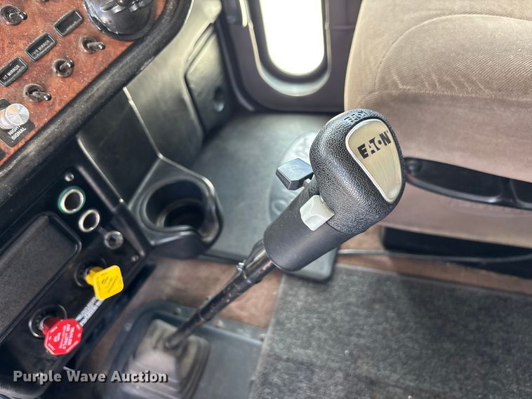 image for item YA3359 2003 Peterbilt 379 semi truck