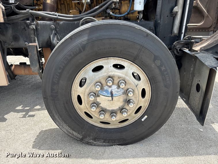 image for item YA3359 2003 Peterbilt 379 semi truck