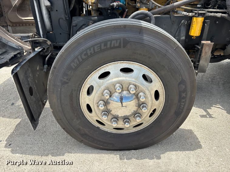 image for item YA3359 2003 Peterbilt 379 semi truck