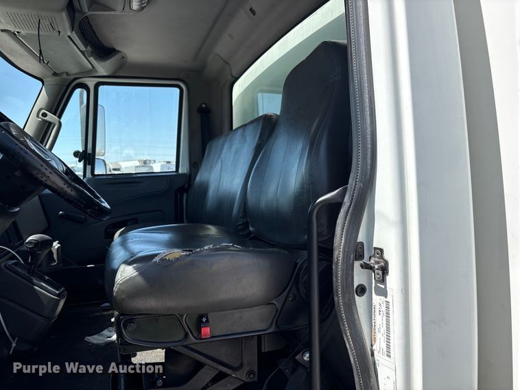 image for item YA3419 2019 International 4300 box truck