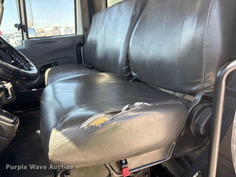 image for item YA3419 2019 International 4300 box truck