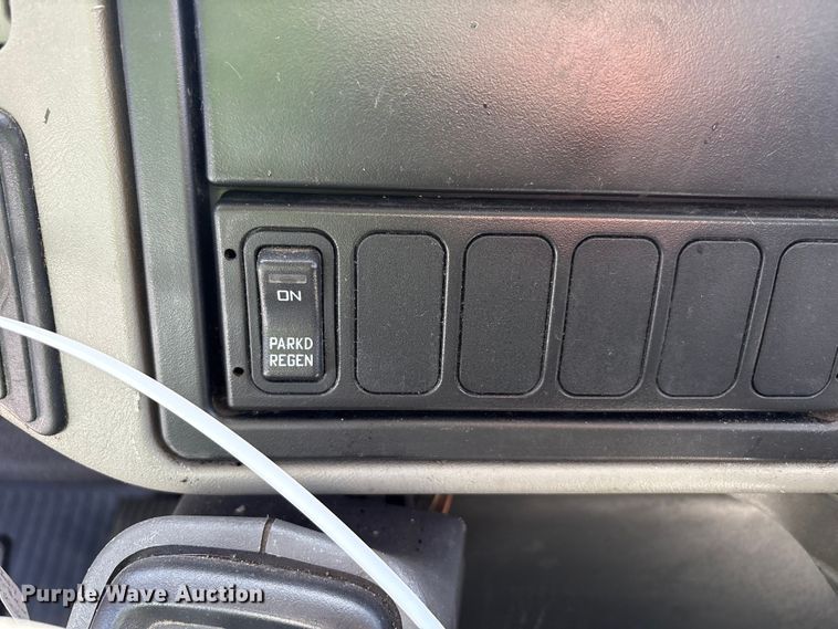 image for item YA3419 2019 International 4300 box truck