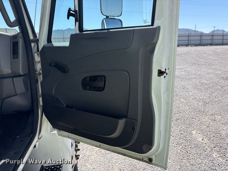 image for item YA3419 2019 International 4300 box truck