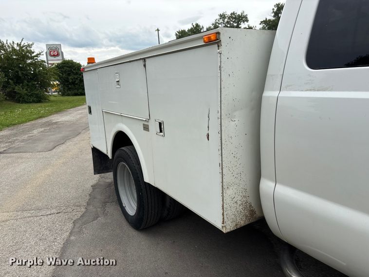 image for item DO5235 2004 Ford F450 Super Duty Ext. Cab utility / service truck