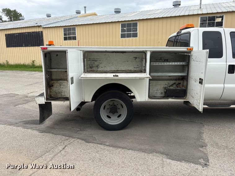 image for item DO5235 2004 Ford F450 Super Duty Ext. Cab utility / service truck