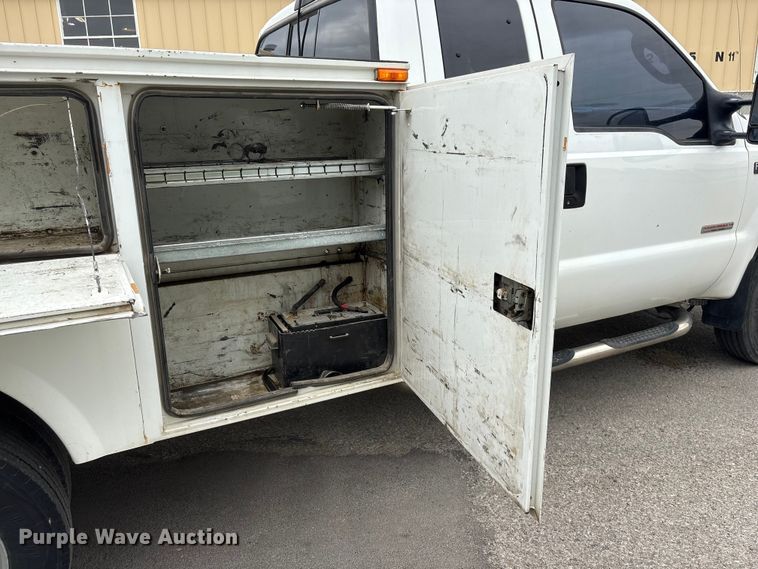 image for item DO5235 2004 Ford F450 Super Duty Ext. Cab utility / service truck