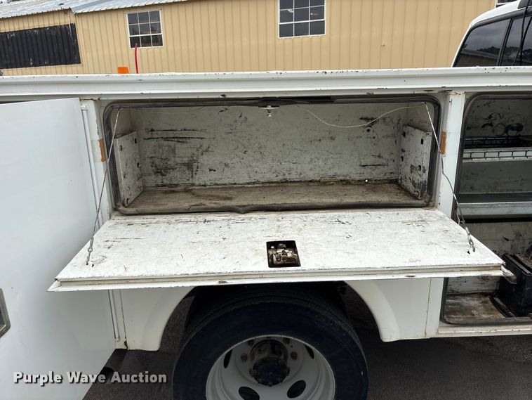 image for item DO5235 2004 Ford F450 Super Duty Ext. Cab utility / service truck