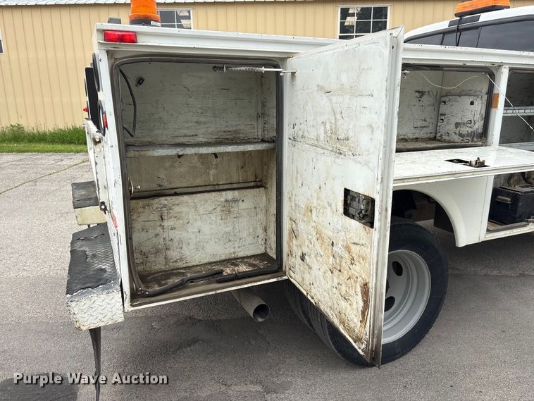 image for item DO5235 2004 Ford F450 Super Duty Ext. Cab utility / service truck