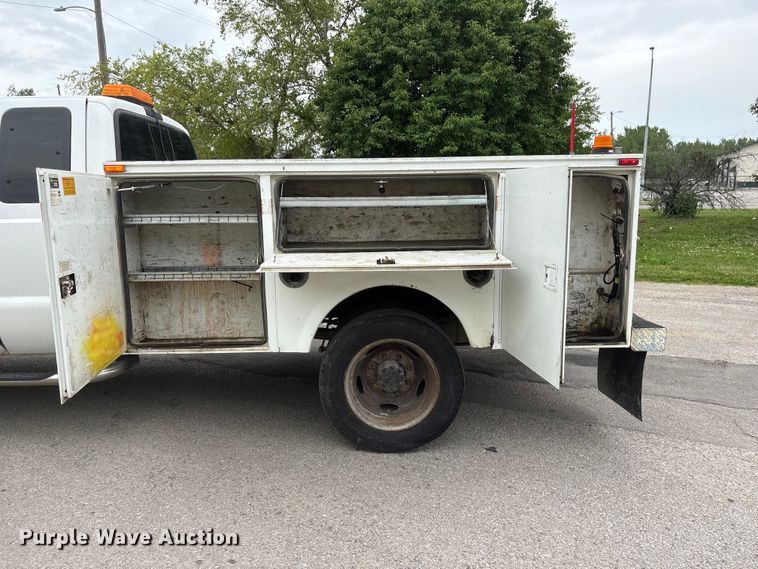 image for item DO5235 2004 Ford F450 Super Duty Ext. Cab utility / service truck