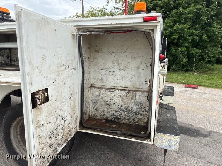 image for item DO5235 2004 Ford F450 Super Duty Ext. Cab utility / service truck